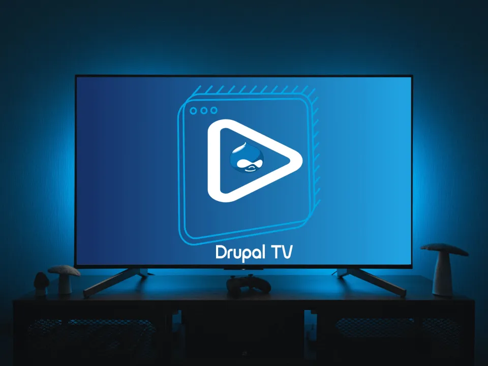 TV in dunklem Raum mit Logo &quot;Drupal TV&quot; auf blauem Bildschirm.